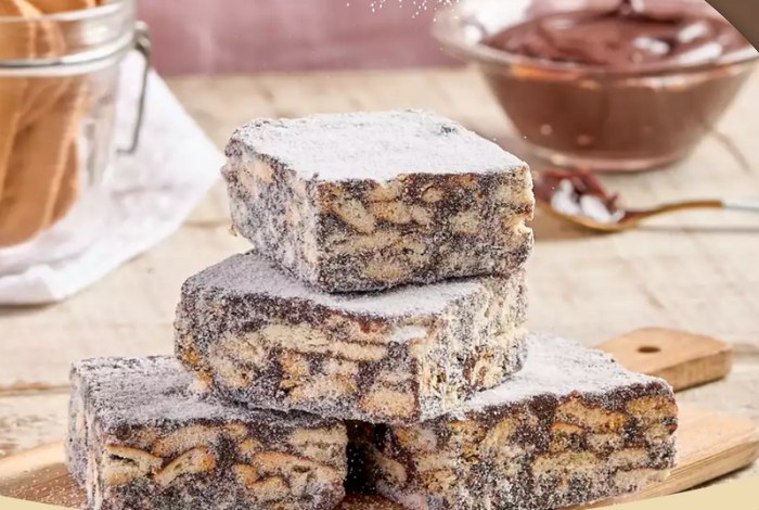 Palhas italianas de chocolate empilhadas, polvilhadas com açúcar