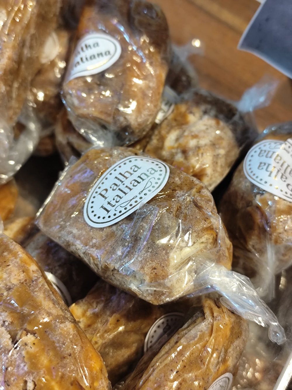 Palhas italianas de doce de leite da Ester, embaladas uma a uma com etiqueta